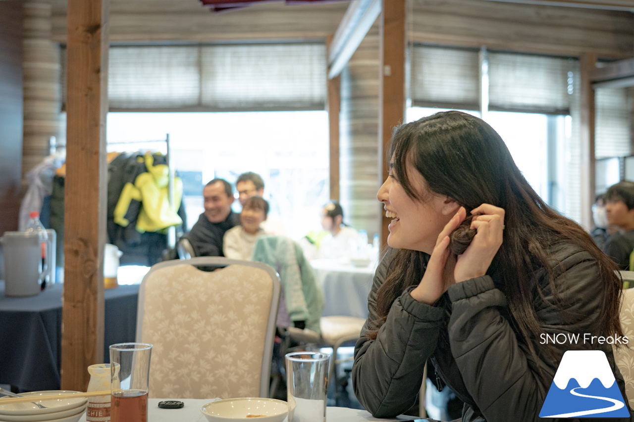 井山敬介さんと秋元日菜子さんのコンビは今年も健在！さらに、サプライズゲストも登場？！憧れのスキーヤーと一緒に雪と戯れ、『いちえ』の美味しいランチをいただく…。夢のようなイベント。めもるホールディングス presents プロスキーヤー・井山敬介さんと行く｜ダイナスティスキーリゾート